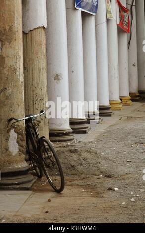 Spalten und Fahrrad Stockfoto