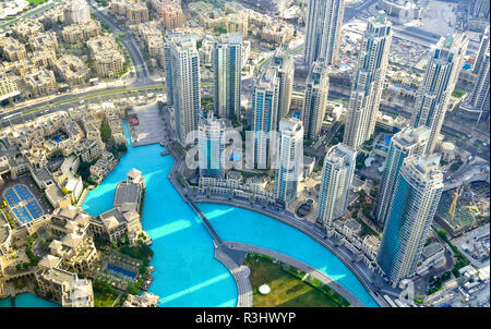 Dubai, Vereinigte Arabische Emirate - 31. Oktober, 2018: Auf der Suche nach Dubai Downtown District, einem luxuriösen Lebensstil, Wolkenkratzer und Pools. Stockfoto