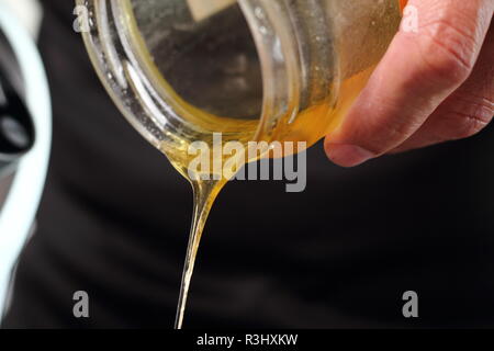 Gießen golden Sirup. Die shoofly Tart-Serie. Stockfoto