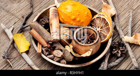 Zutaten für Glühwein auf einem weißen Hintergrund. Herbst trinken Glühwein Stockfoto