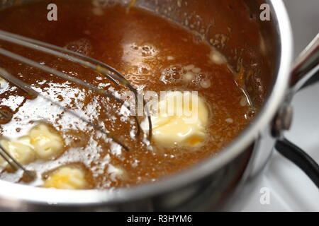 Misch- und simmer Zutaten Füllung. Die Apfelwein Torte Serie. Stockfoto