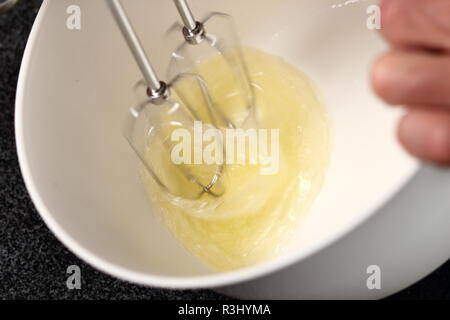 Eischnee mit handheld Mixer. Die Apfelwein Torte Serie. Stockfoto