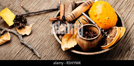 Zutaten für Glühwein auf einem retro Hintergrund. Herbst trinken Glühwein Stockfoto