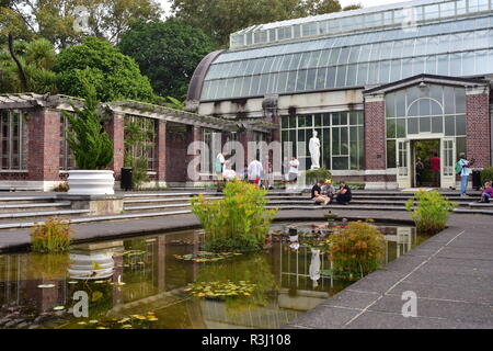 Versunkene Teich und großen vintage Gewächshaus in Auckland Domain Wintergärten. Stockfoto