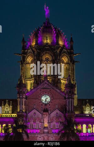 09-Nov-2017 - Welterbe Victoria Terminus VT jetzt Chhatrapati Shivaji Maharaj Terminus CST Bahnhof Gebäude "nächtliche Beleuchtung'; Bomba Stockfoto