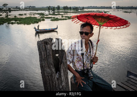 Die burmesische Fotograf Fotografieren zahlenden Touristen auf U-Bein Brücke, Amarapura, Myanmar suchen. Stockfoto