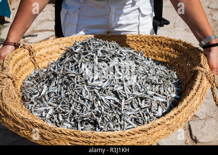 Schöne lebendige orientalischer Markt mit Körben voller verschiedener Gewürze Stockfoto