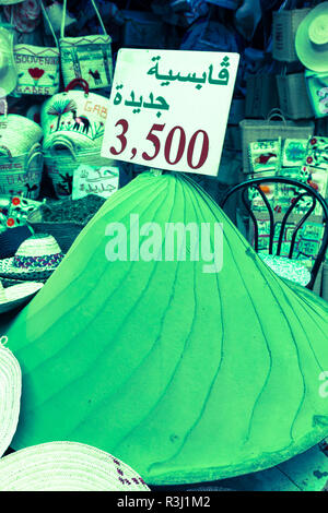 Lebendige orientalischer Markt mit Körben voller verschiedener Gewürze Stockfoto