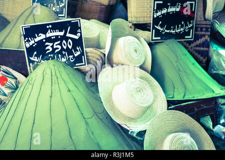 Schöne lebendige orientalischer Markt mit Körben voller verschiedener Gewürze Stockfoto