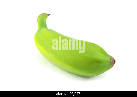 Grüne Bananen isoliert/Frische rohe Bananen Grün auf weißem Hintergrund Stockfoto