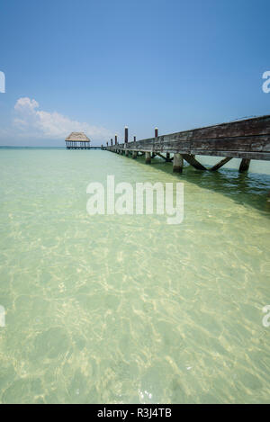 Dock in einem Strand der Isla Holbox, Quintana Roo, Mexiko Stockfoto