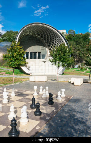 Giant Chess Spiel vor der Konzerthalle und dem Messegelände, Rike Park, Tiflis, Georgien Stockfoto