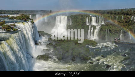 Regenbogen über die Iguazu Wasserfälle, Blick von der brasilianischen Seite, Foz do Iguacu, Parana, Brasilien Stockfoto