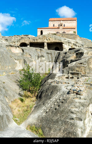 10. jahrhundert Christian Prince's Basilika mit Blick auf uplistsikhe Cave City, Festung des Herrn, Gori, Shida Kartli Bezirk Stockfoto