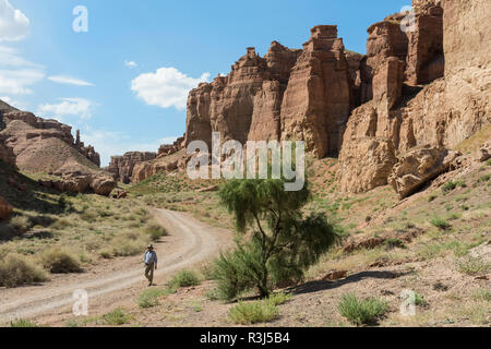 Menschen gehen auf die Straße, das Tal der Burgen, Sharyn Canyon National Park, Tien Shan Gebirge, Kasachstan Stockfoto