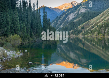 Kolsay See am frühen Morgen, Tien-Shan-Gebirge, Kasachstan Stockfoto