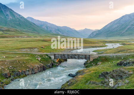 Berglandschaft, Holzbrücke über den Fluss Naryn, Naryn Schlucht, der naryn Region, Kirgisistan Stockfoto