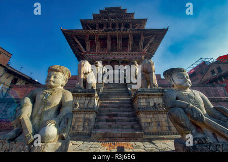 Nyatapola Siddhi Lakshmi Tempel oder Ngatapola Tempels durch die Rajput Ringkämpfer und Jayame Phattu, taumadhi Tole Platz bewacht Stockfoto