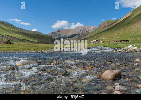 Kleine Siedlung entlang einer mountain river, Sary Jaz Tal, Issyk-kul-region, Kirgisistan Stockfoto