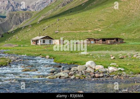 Kleine Siedlung entlang einer mountain river, Sary Jaz Tal, Issyk-kul-region, Kirgisistan Stockfoto