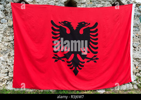 Albanische Flagge mit Adler geleitet, Albanien Stockfoto