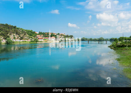 Blick über Shkodra Stadt und Fluss Bojana, Shkodra, Albanien Stockfoto