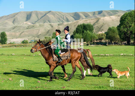 Zwei kasachische Fahrer in traditioneller Kleidung, Sati Dorf, Tien-Shan-Gebirge, Kasachstan Stockfoto