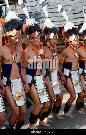 Naga tribal Männer in traditioneller Kleidung darstellende rituelle Tänze, Kisima Nagaland Hornbill Festival, Kohima, Nagaland, Indien Stockfoto