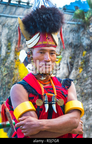 Naga tribal Mann im traditionellen Outfit, Kisima Nagaland Hornbill Festival, Kohima, Nagaland, Indien Stockfoto