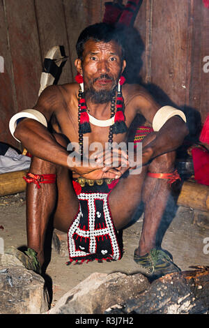 Naga tribal Mann im traditionellen Outfit, Kisima Nagaland Hornbill Festival, Kohima, Nagaland, Indien Stockfoto