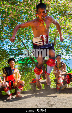 Naga tribal Mann im traditionellen Outfit einen Krieger Tanz, Kisima Nagaland Hornbill Festival, Kohima, Nagaland, Indien Stockfoto