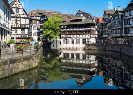 Maison Les und Fachwerkhäusern entlang der Ill Canal, Petite France, Straßburg, Elsaß, Bas-Rhin Stockfoto