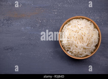 Sauerkraut in eine Schüssel auf einem grauen background.Organic essen. Flach. Kopieren Einfügen. Stockfoto