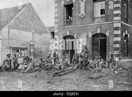 Verwundete deutsche Soldaten vor dem varreddes Rathaus, Seine-et-Marne, Frankreich Stockfoto