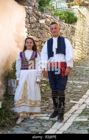 Lokale folklore gruppe in traditioneller Tracht, Berat, Albanien Stockfoto