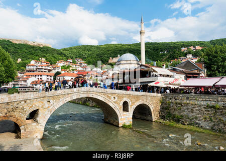 Steinbrücke über den Fluss Bistrica und Sinan Pascha Moschee, Prizren, Kosovo Stockfoto