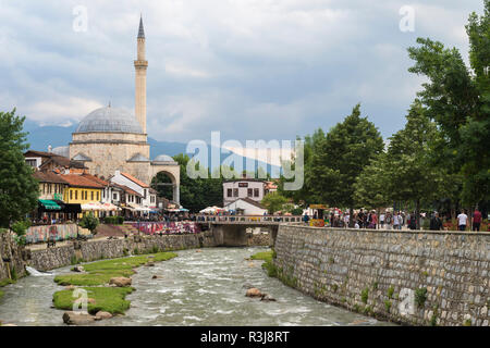 Bistrica Fluss und Sinan Pascha Moschee, Prizren, Kosovo Stockfoto