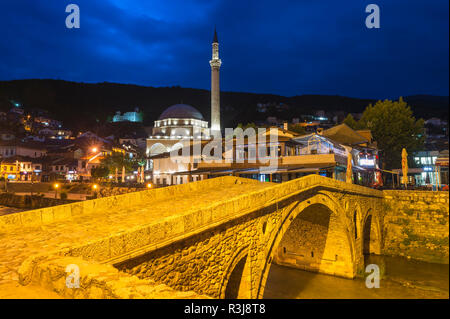 Steinbrücke über den Fluss Bistrica und Sinan Pascha Moschee am frühen Morgen, Prizren, Kosovo Stockfoto