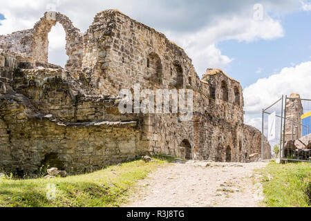 Ruinen von Koknese Schloss - eine der größten und bedeutendsten mittelalterlichen Burgen auf lettischem Territorium. Diese Festung, die auf einem floodplain, Stockfoto