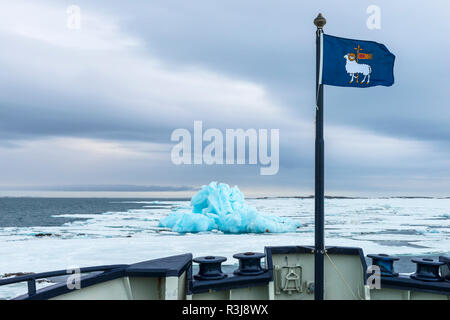 Flagge von Gotland, Blau Eisberg in Hinlopen Strait, Spitzbergen, Svalbard, Norwegen driften Stockfoto