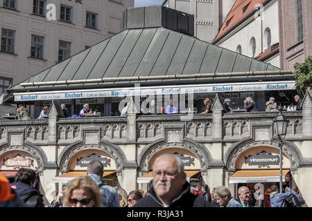 Cafe Rischart auf dem Viktualienmarkt in München, gesehen hier auf der herrlichen September Nachmittag. Stockfoto