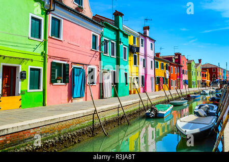 Bunte Häuser in der Nähe der Kanal auf der Insel Burano, Venedig, Italien. Burano ist eine beliebte Touristenattraktion, berühmt für seine Spitzen Arbeit und hell gestrichene Home Stockfoto