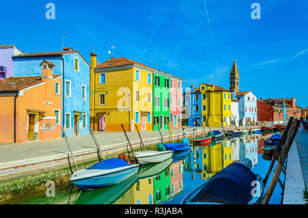 Bunte Häuser in der Nähe der Kanal auf der Insel Burano, Venedig, Italien. Burano ist berühmt für seine Spitzen Arbeit und bunt bemalten Häusern. Schiefe Campanile von San Ma Stockfoto