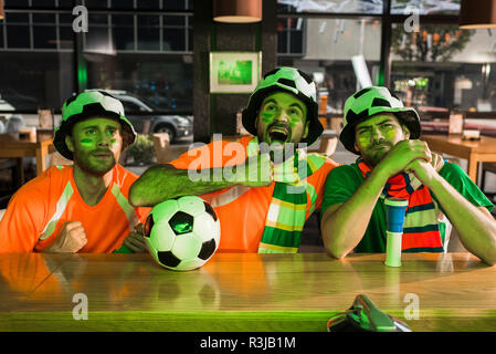 Fußball-Fan schreien und Wildbeobachtung in der Bar mit Freunden Stockfoto