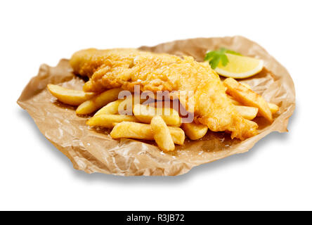 Isolierte Images von Fisch und Chips, in braunes Papier, mit einem Keil von Zitrone. Stockfoto