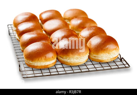 Isolierte Bild der Zeilen von brioch Brötchen Kühlung in einem Draht Fach. Stockfoto