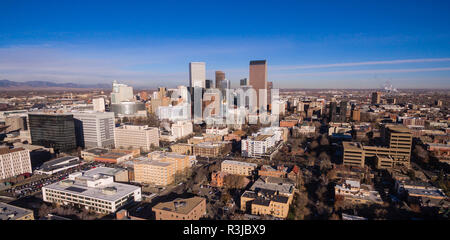 Blauer Himmel und kalte frische Temperaturen gibt es an einem Wintertag in Denver Colorado Stockfoto