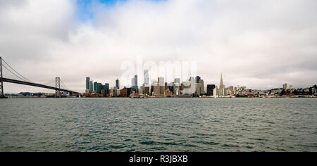 Blick von in der Bucht der langen Uferpromenade entlang des San Francisco Kalifornien Downtown Skyline der Stadt. Stockfoto