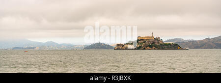 Berühmte isolierte Gefängnis Insel in der Bucht von San Francisco tour Boot angedockt Stockfoto