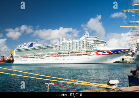 Bridgetown, Barbados - Dezember 12, 2015: Azura Kreuzfahrtschiff im Hafen angedockt. P O Cruises. Transport. Reisen mit Meerblick. Erholung und Sommer Stockfoto